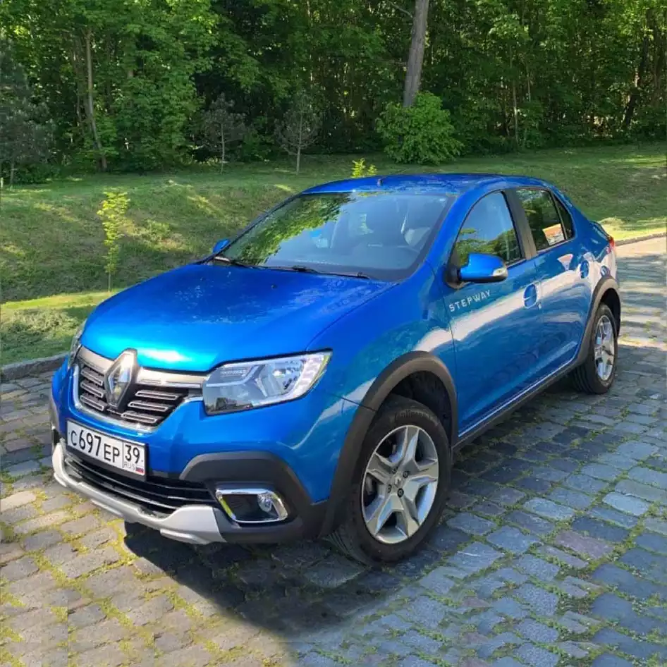 Внешний вид спереди Логан Степвэй для аренды в CarPlus