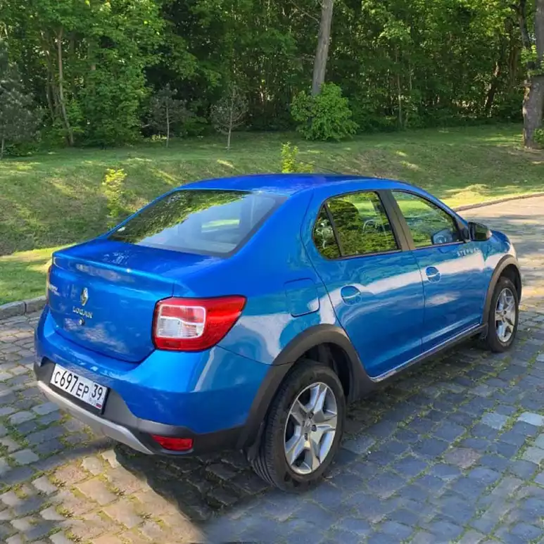 Внешний вид сзади Логан Степвэй для аренды в CarPlus